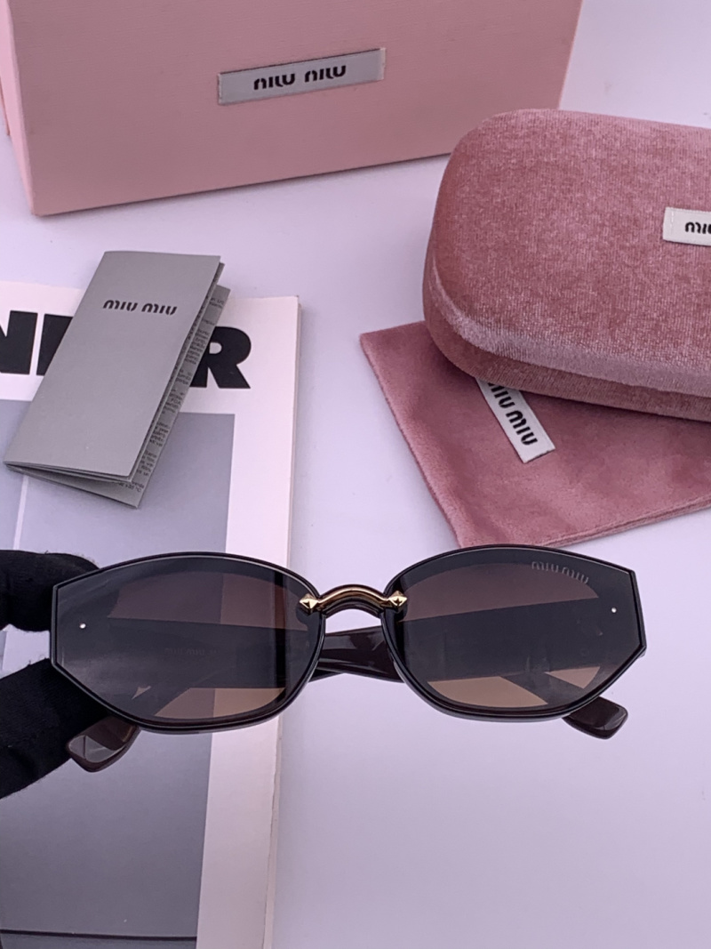 Солнцезащитные очки Miu Miu M7350