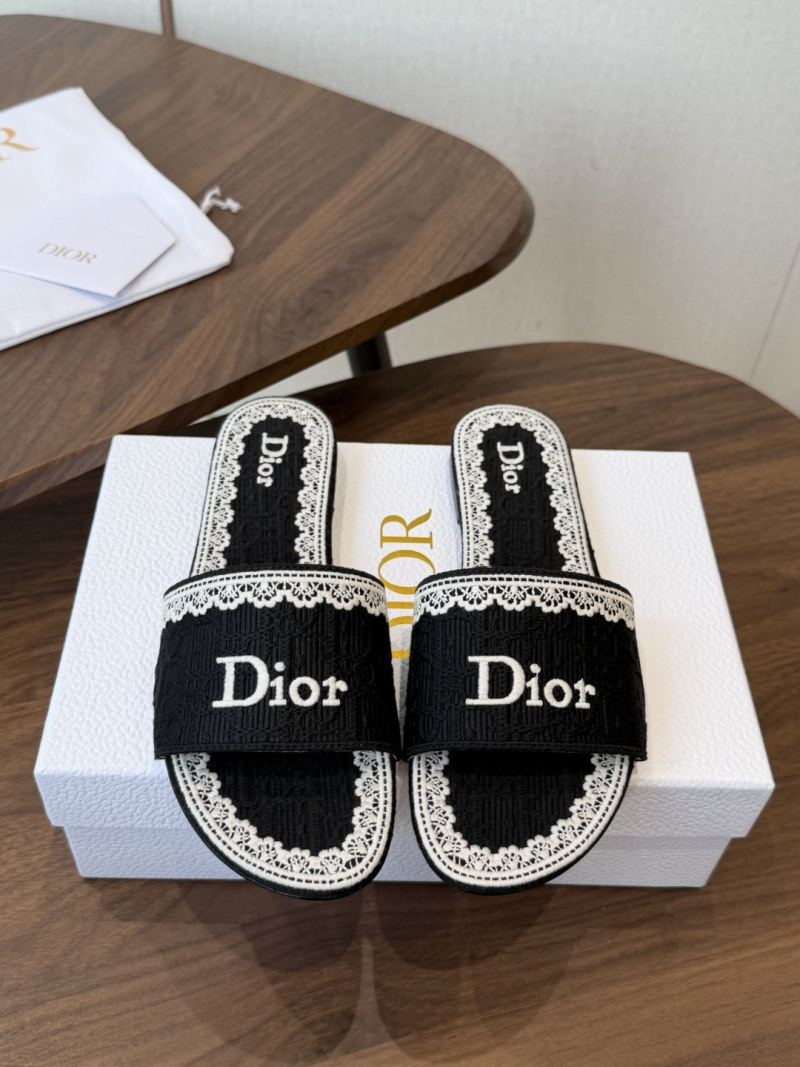 Сандалии чёрные женские Dior с белой вышивкой