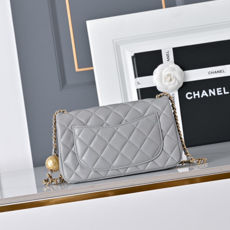 Кожаная сумка с золотым замком Chanel
