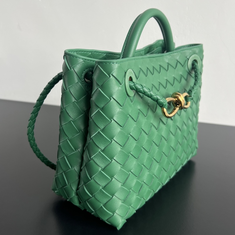 Сумка Bottega Veneta с кожаным плетением и золотой фурнитурой