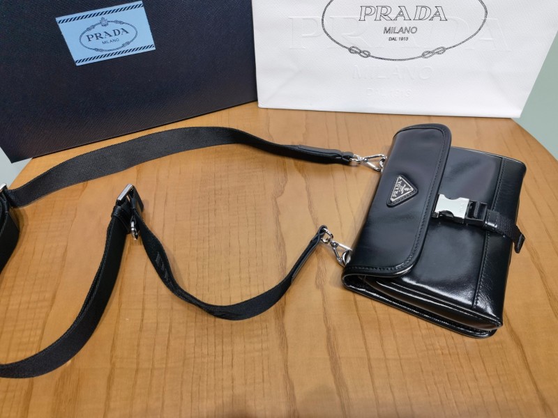Чёрный кошелек Prada с логотипом
