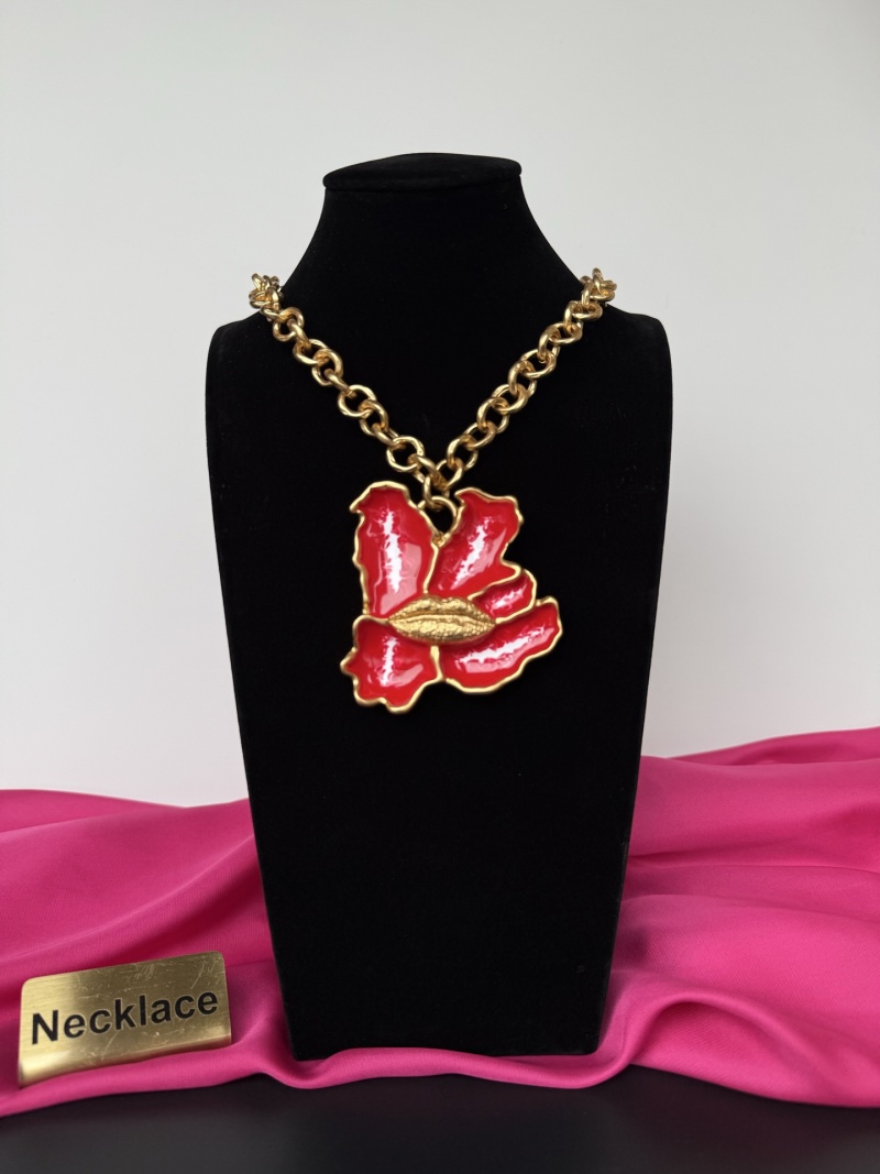 Колье с красным цветком Schiaparelli