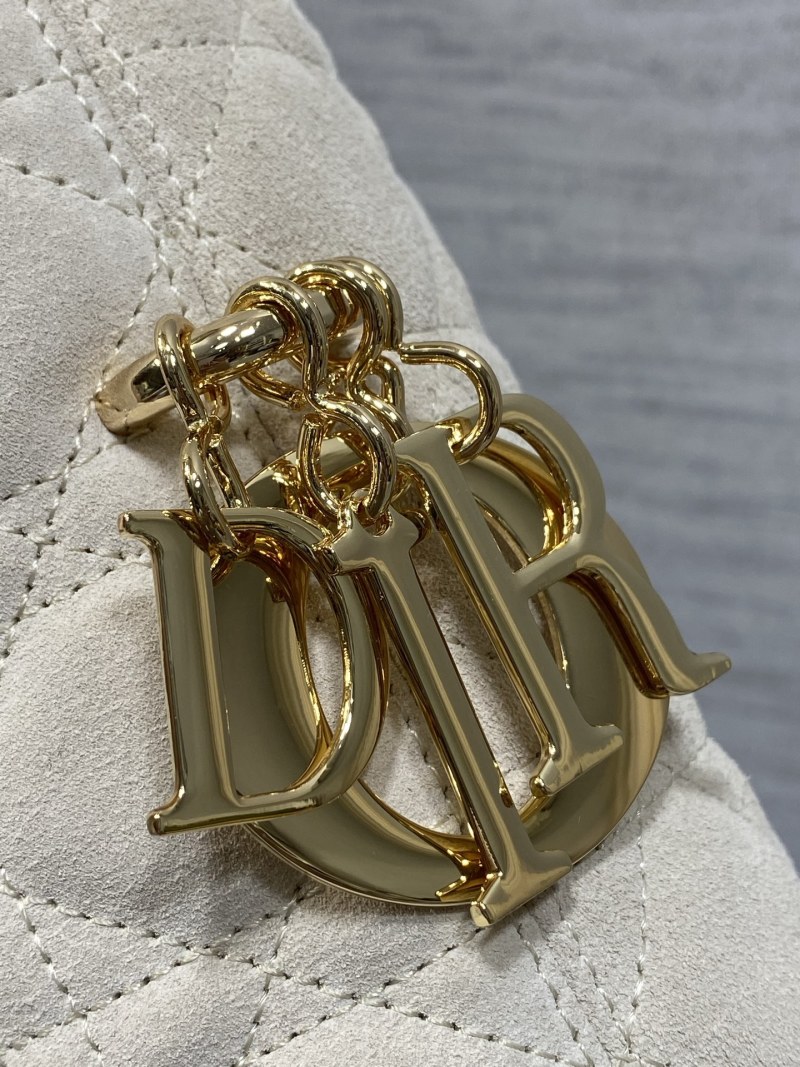 Бежевая сумка Dior с квилтингом и золотой фурнитур