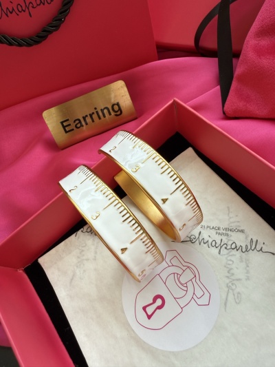 Серьги Schiaparelli с золотой окантовкой и белым измерительным дизайном