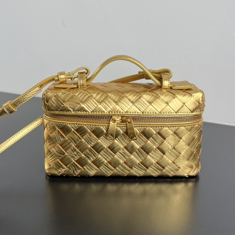 Плетеная косметичка Bottega Veneta золотого цвета