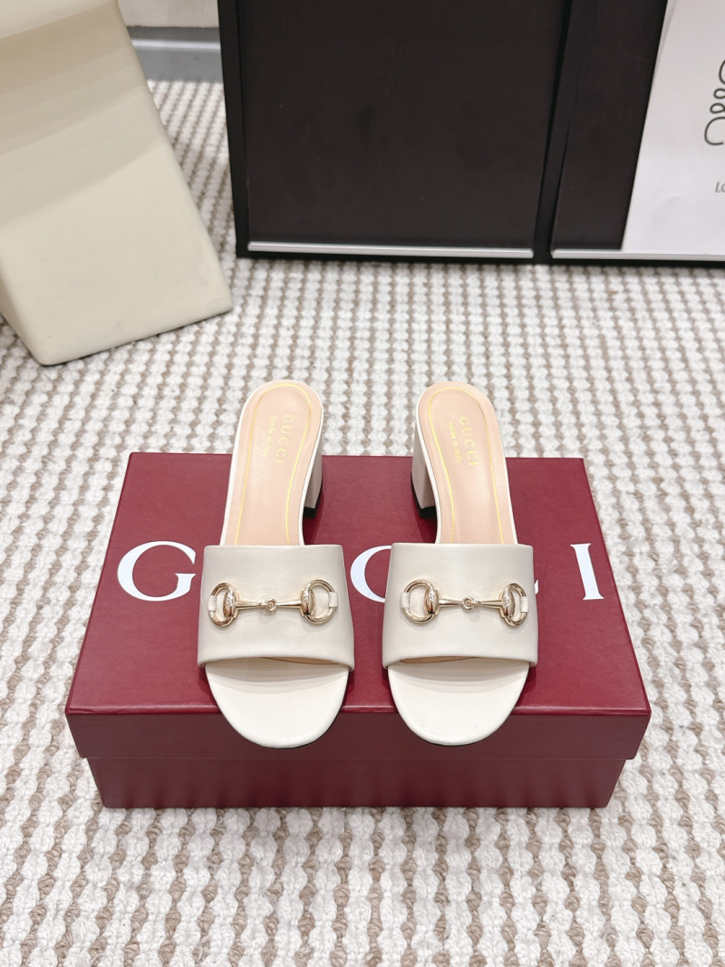 Белые женские тапочки Gucci с золотой фурнитурой