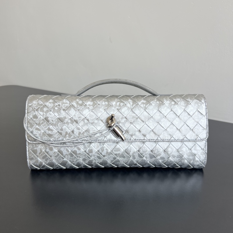 Сумка-клатч Bottega Veneta из сплетенной кожи серебристого цвета с металлическим узлом