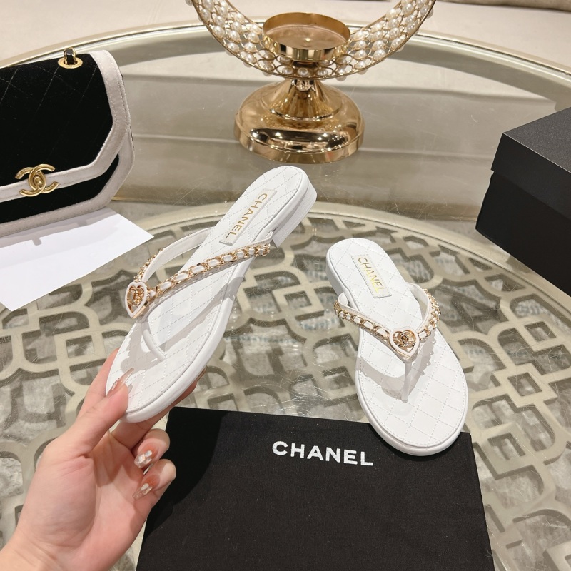 Белые шлепанцы Chanel с цепочкой