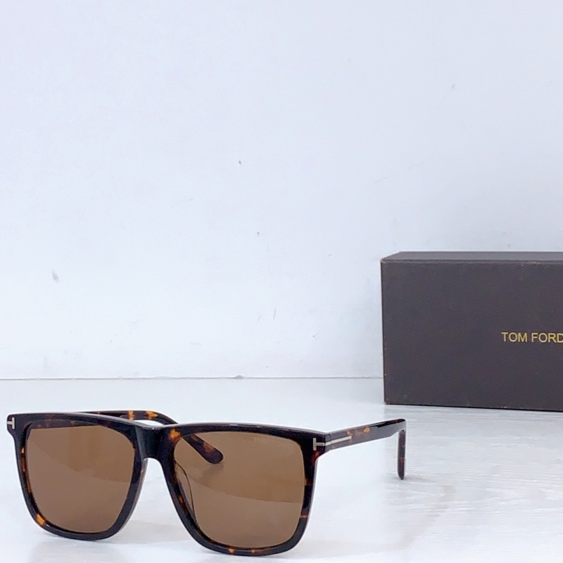 Солнцезащитные очки Tom Ford FT0832 черные