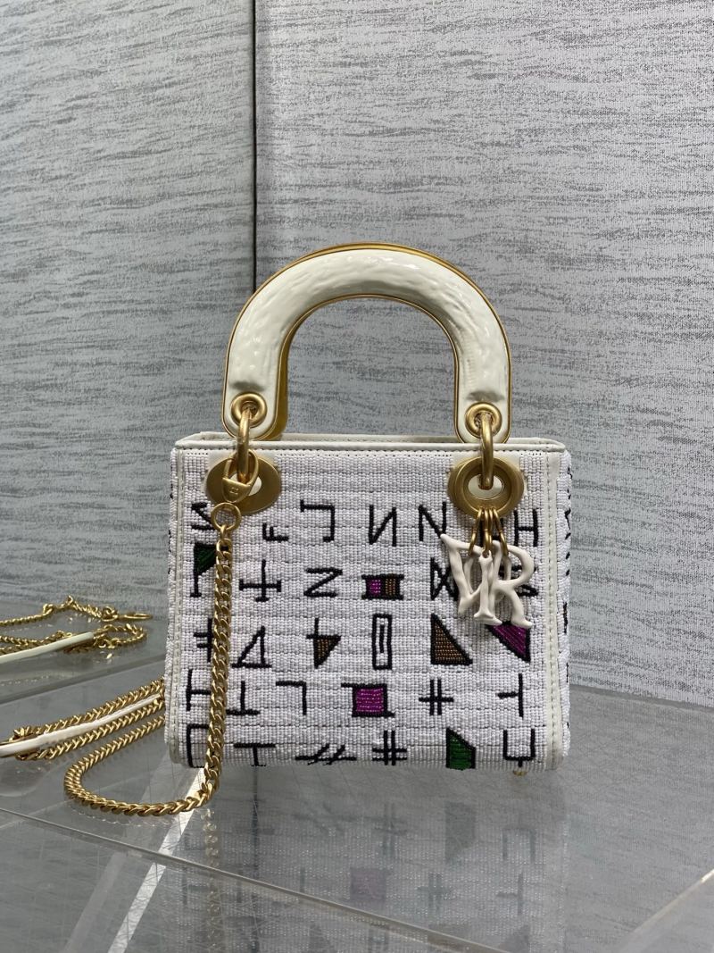 Сумка Dior Lady Dior с вышивкой и ручкой