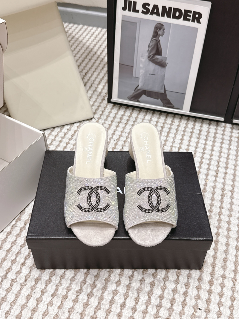Женские шлепанцы с декором из кристаллов и логотипом Chanel