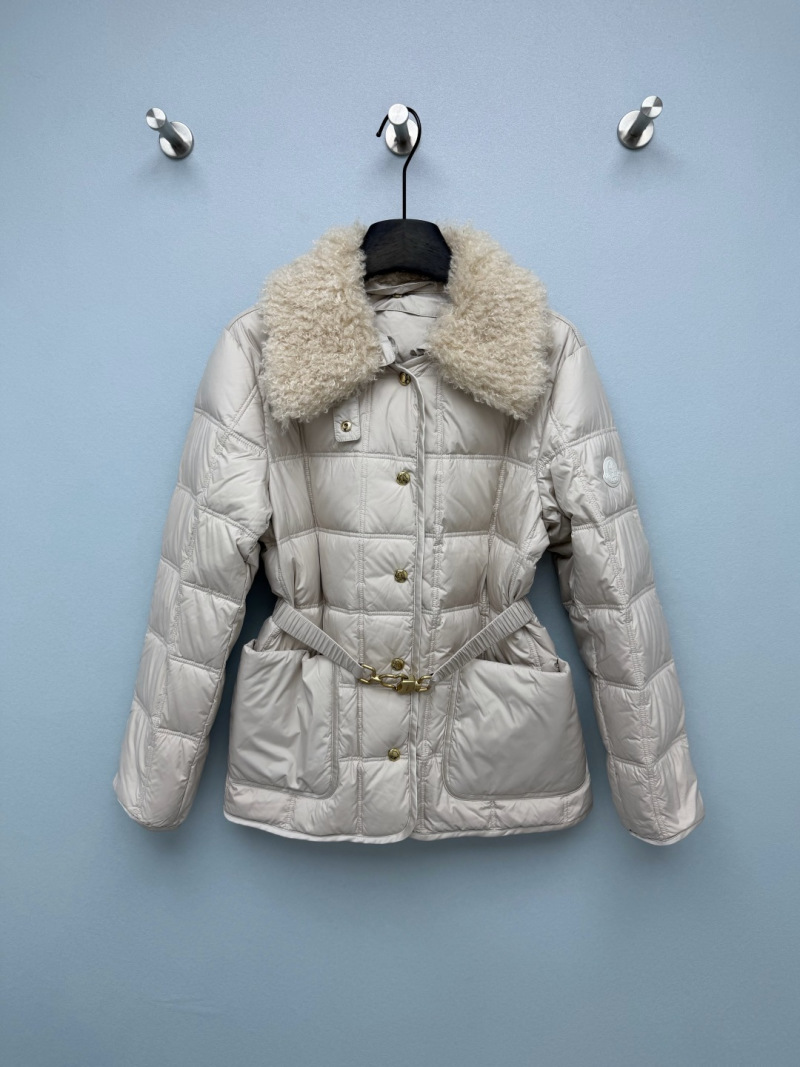 Пуховик Moncler с меховым воротником