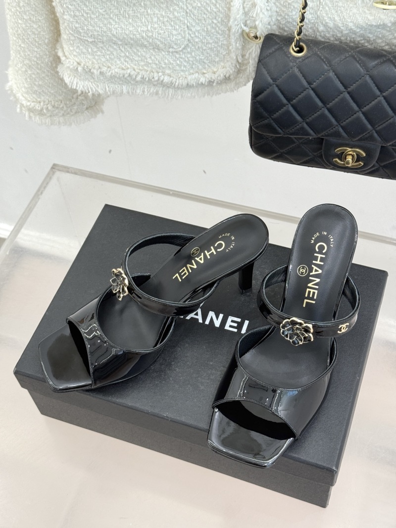 Женские черные лаковые мюли с каблучком и цветочным декором Chanel