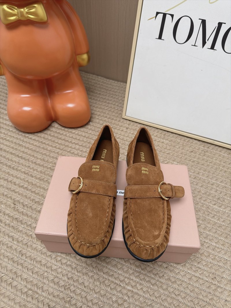 Женские лоферы Miu Miu с пряжкой коричневого цвета