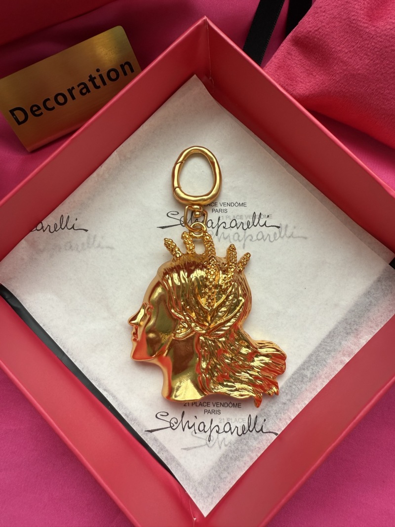 Кулон в виде профиля женщины Schiaparelli