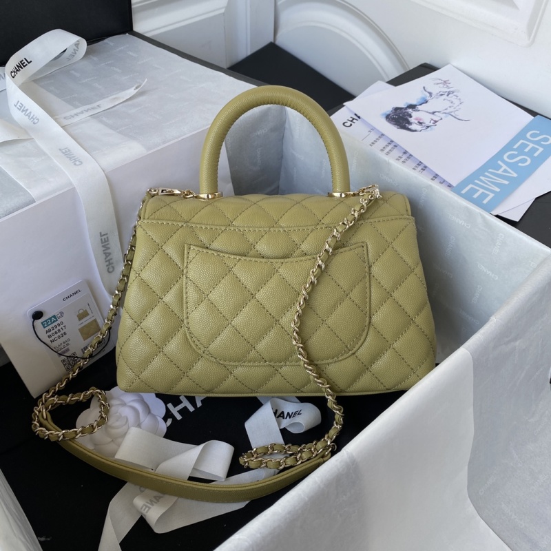 Желтая сумка Chanel с квилтингом