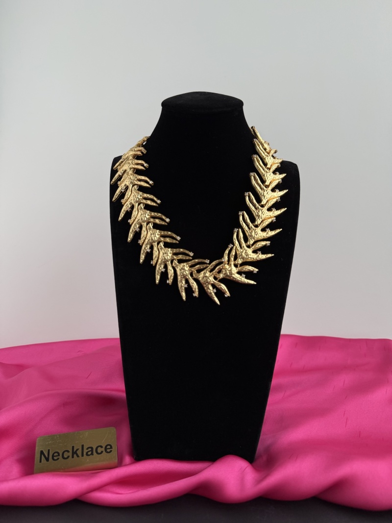 Золотистое колье с листьями Schiaparelli