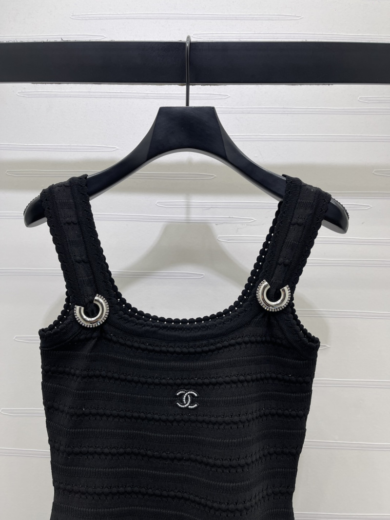 Чёрное вязаное платье-сарафан с металлическими кольцами Chanel