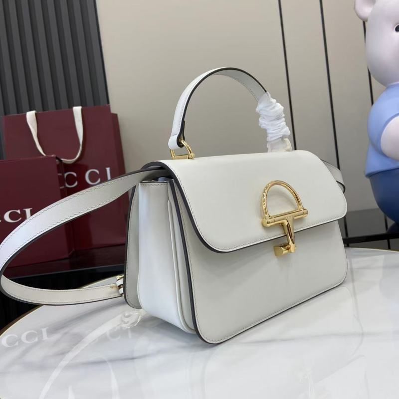 Женская сумка Gucci с золотой фурнитурой