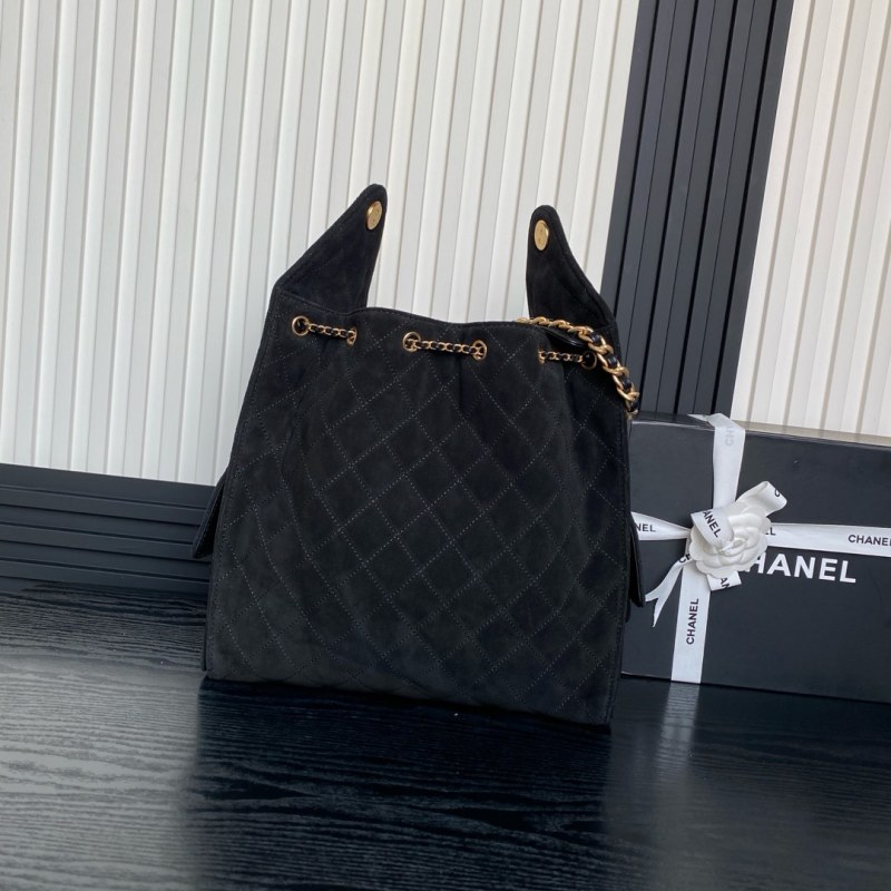 Черная сумка Chanel в стиле хобо