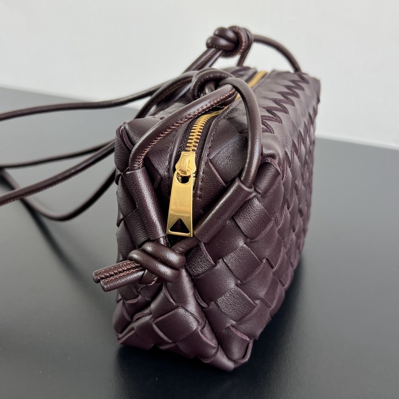 Сумка Bottega Veneta из тисненой кожи с плетением