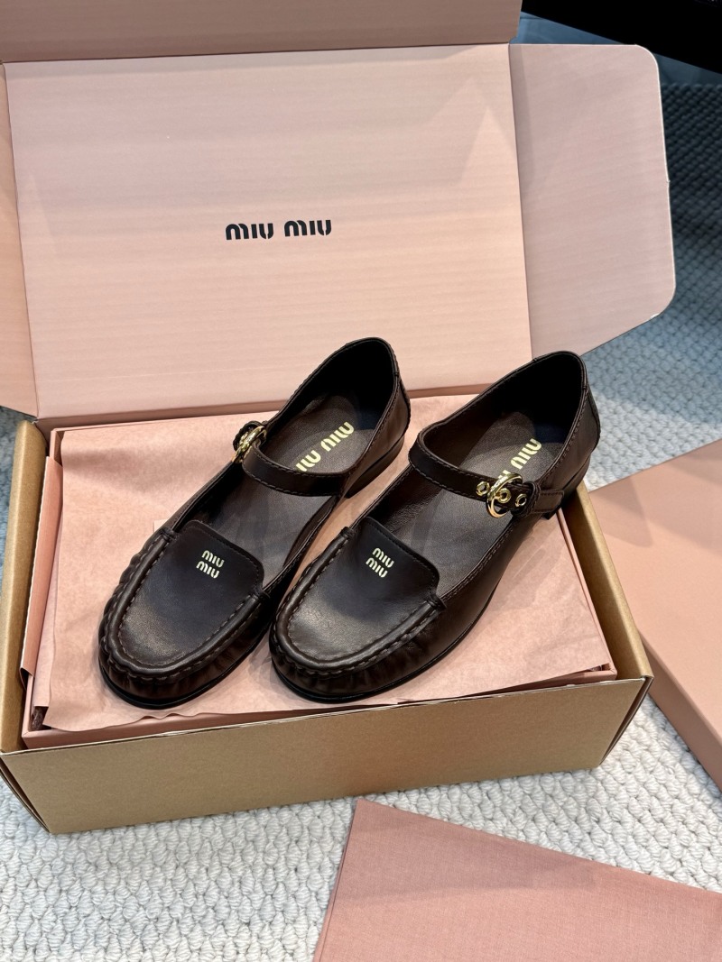 Женские лоферы Miu Miu с ремешком