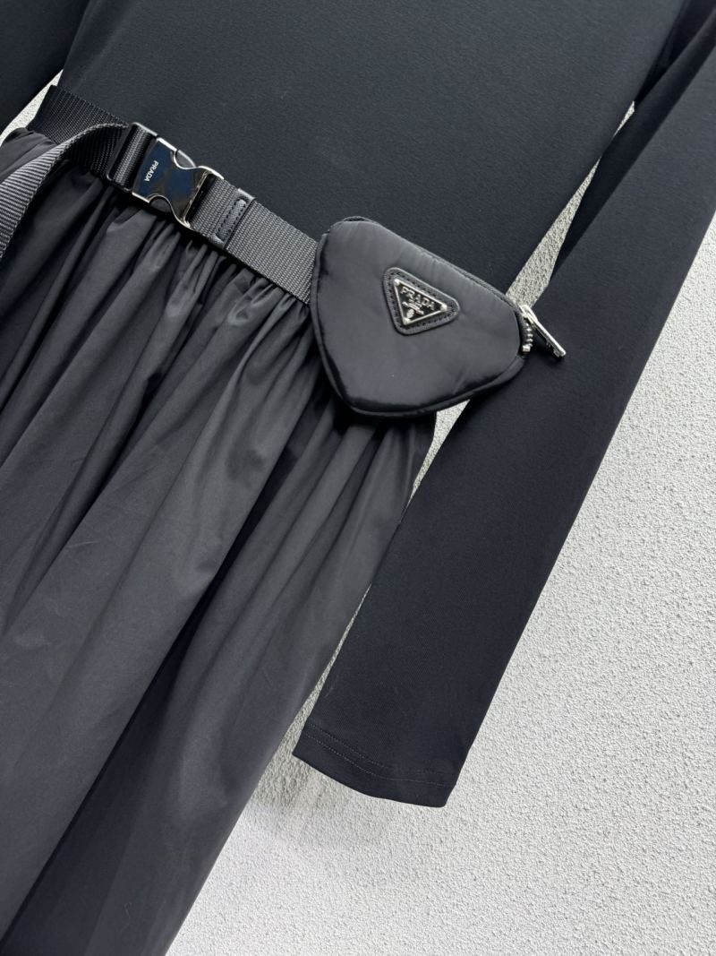 Чёрное платье с V-образным вырезом и поясом Prada
