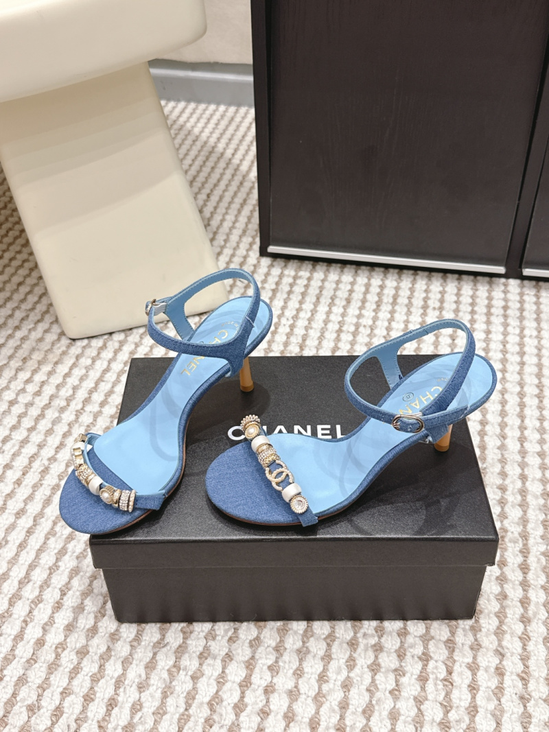 Босоножки женские с жемчугом и декором на ремешке Chanel