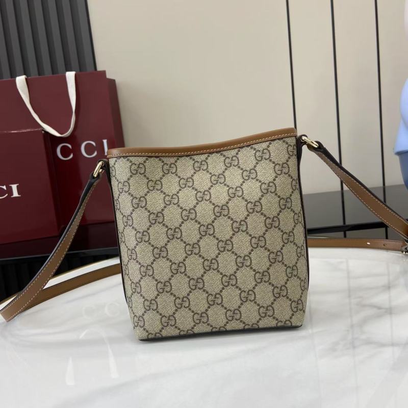 Сумка Gucci с монограммой и ремешком