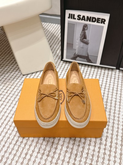 Женские замшевые лоферы Tod's с бантом и плетеной подошвой