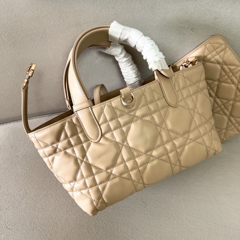 Женская сумка D.Toujours из натуральной кожи бежевого цвета с клатчем Dior
