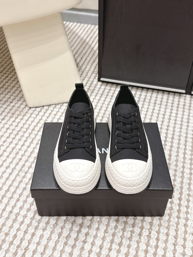 Черные кеды с белой подошвой и логотипом Chanel