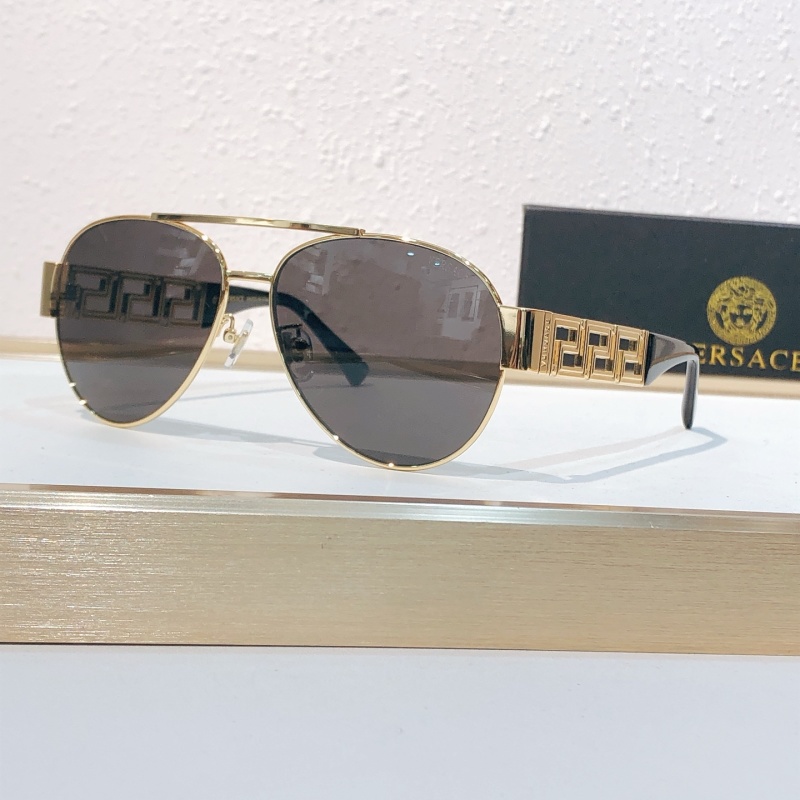 Солнцезащитные очки Versace с золотой оправой