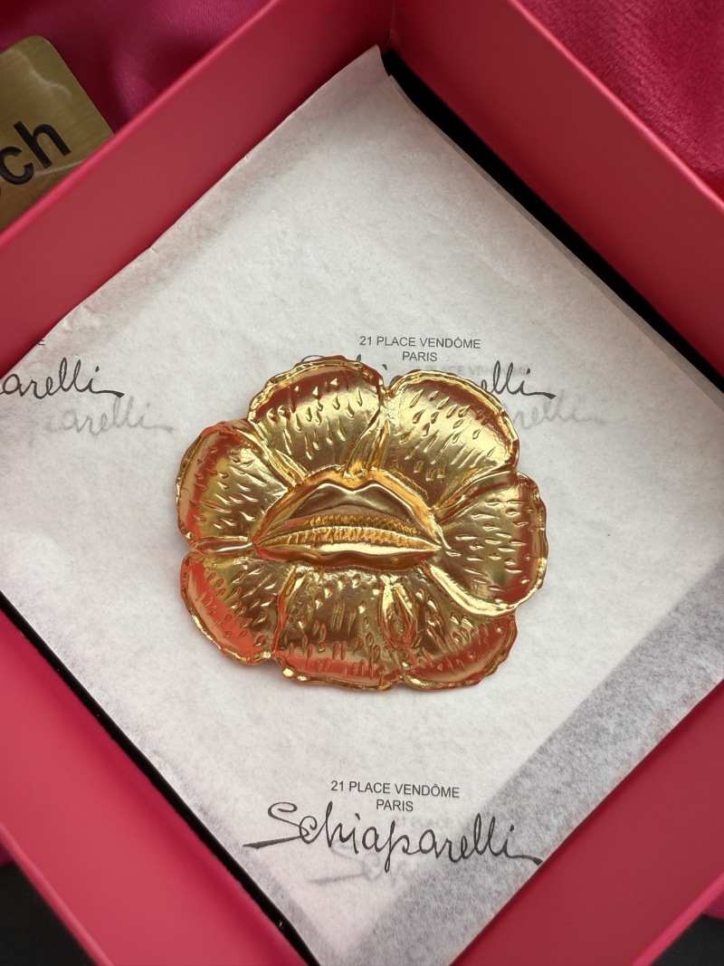 Брошь в виде цветка с губами Schiaparelli