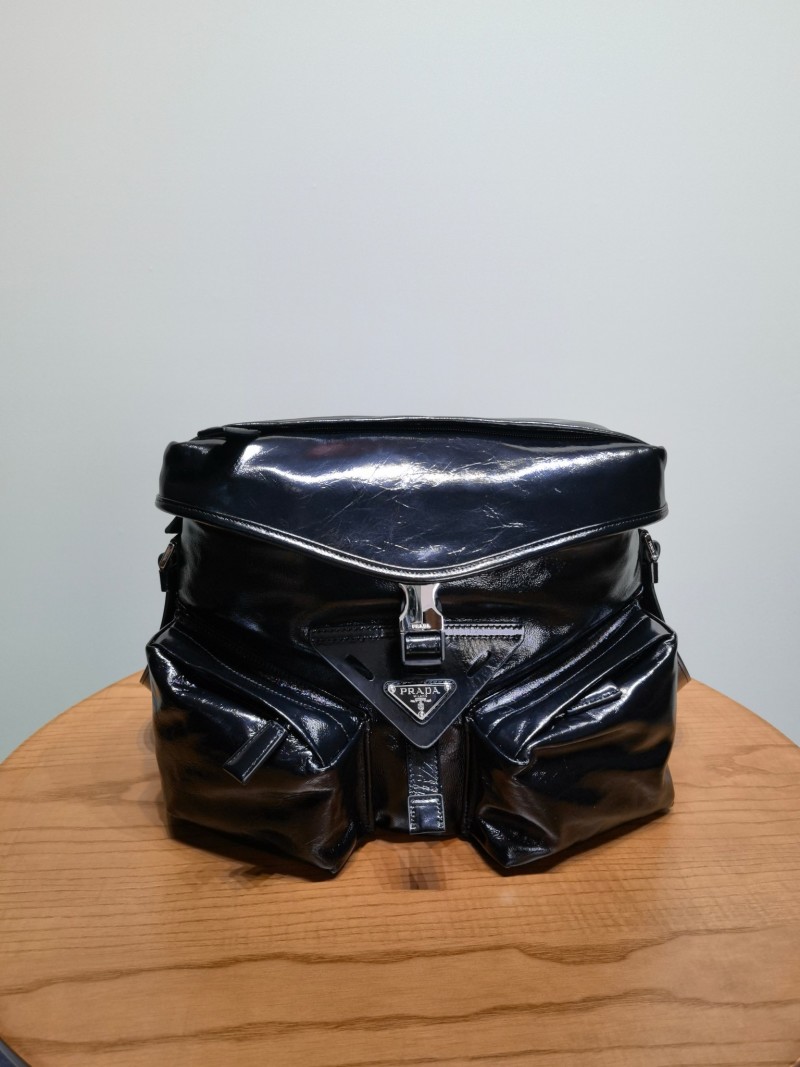 Сумка Prada черная с треугольным замком