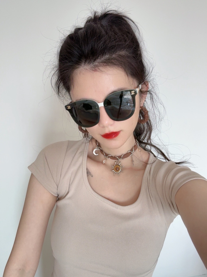 Солнцезащитные очки Chanel, классическая квадратная форма