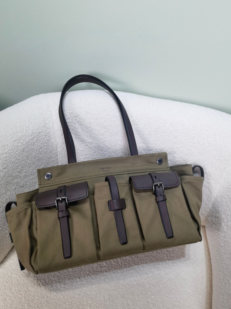 Сумка Prada Route из нейлоновой ткани с кожаными вставками