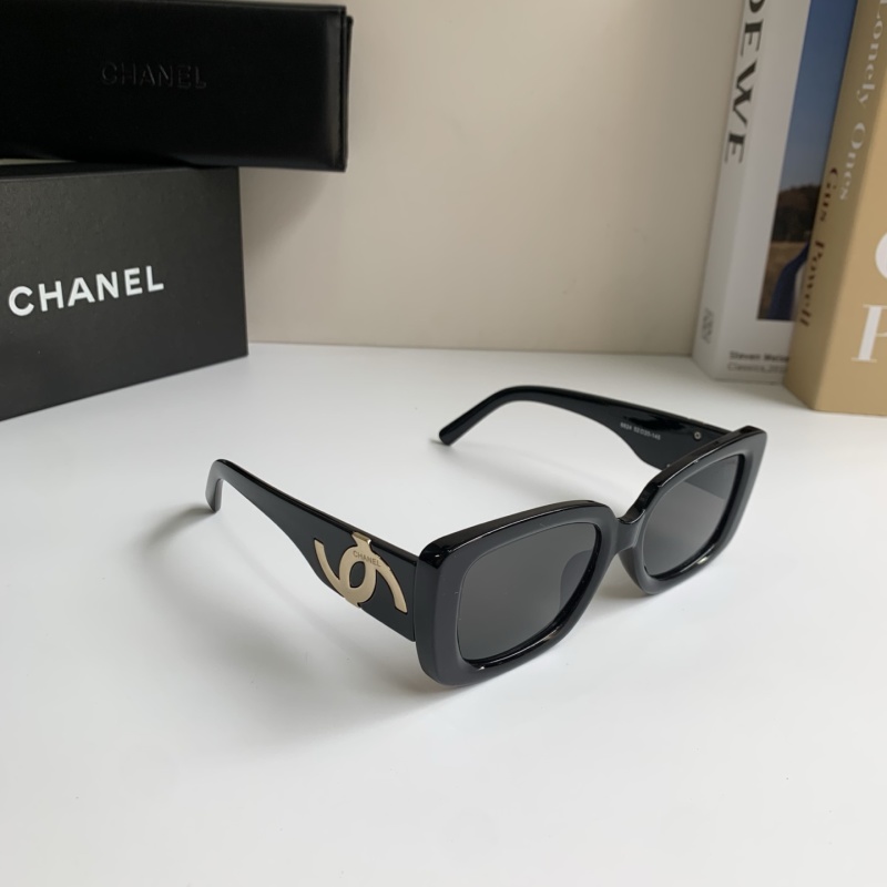 Солнечные очки CHANEL черные квадратные