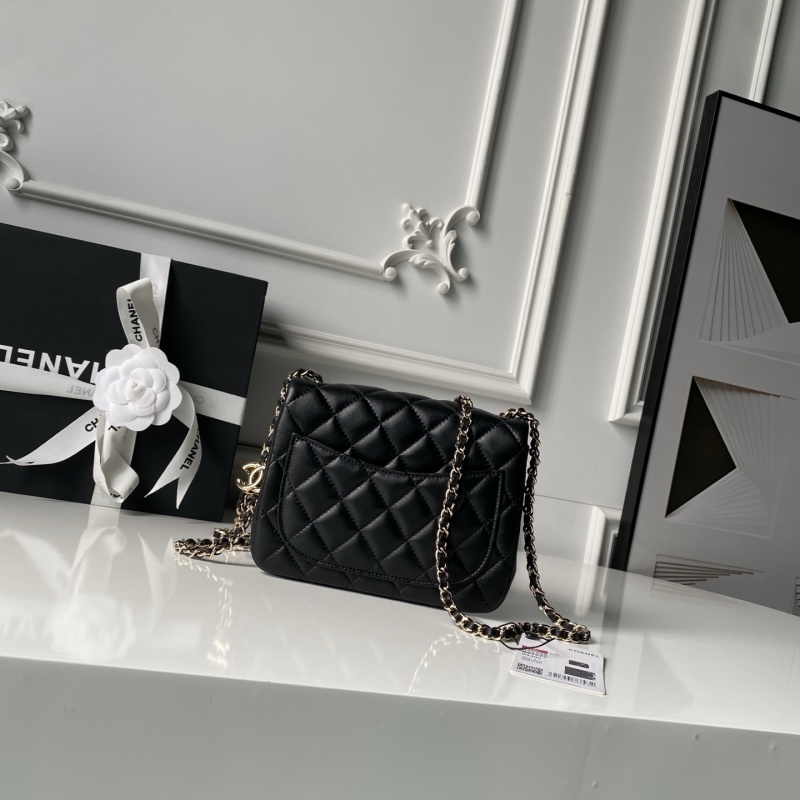 Черная сумка Chanel в стиле Classic Flap с золотистой фурнитурой и цепочкой