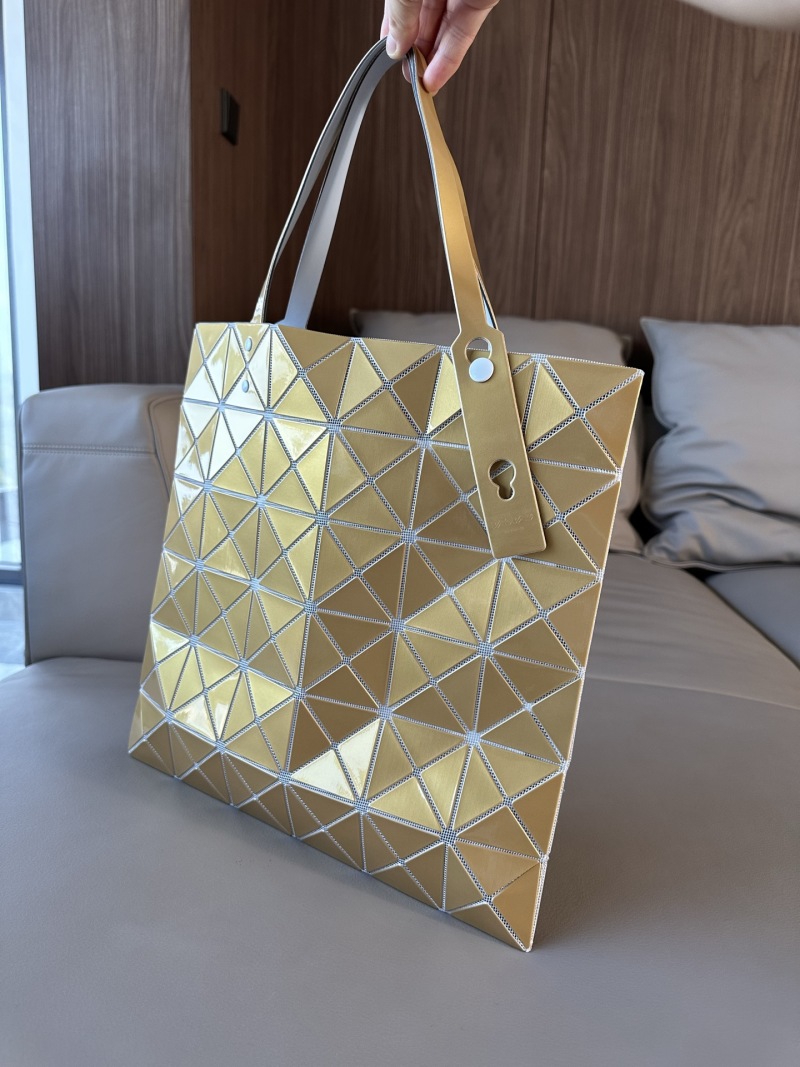 Золотая складная сумка Issey Miyake