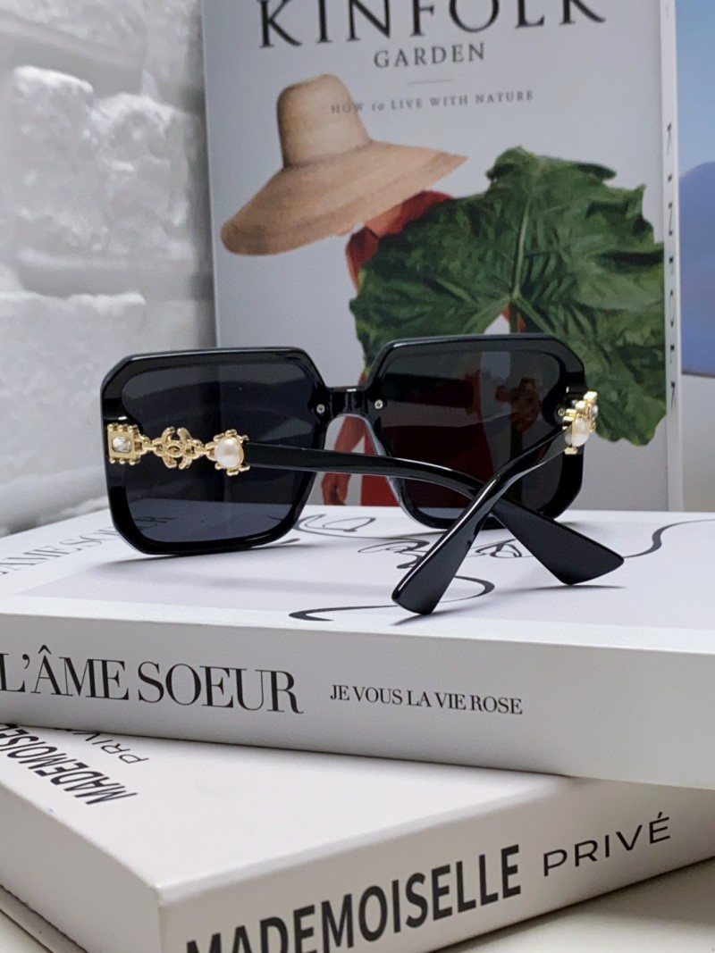 Черные солнцезащитные очки квадратной формы с золотым декором Chanel