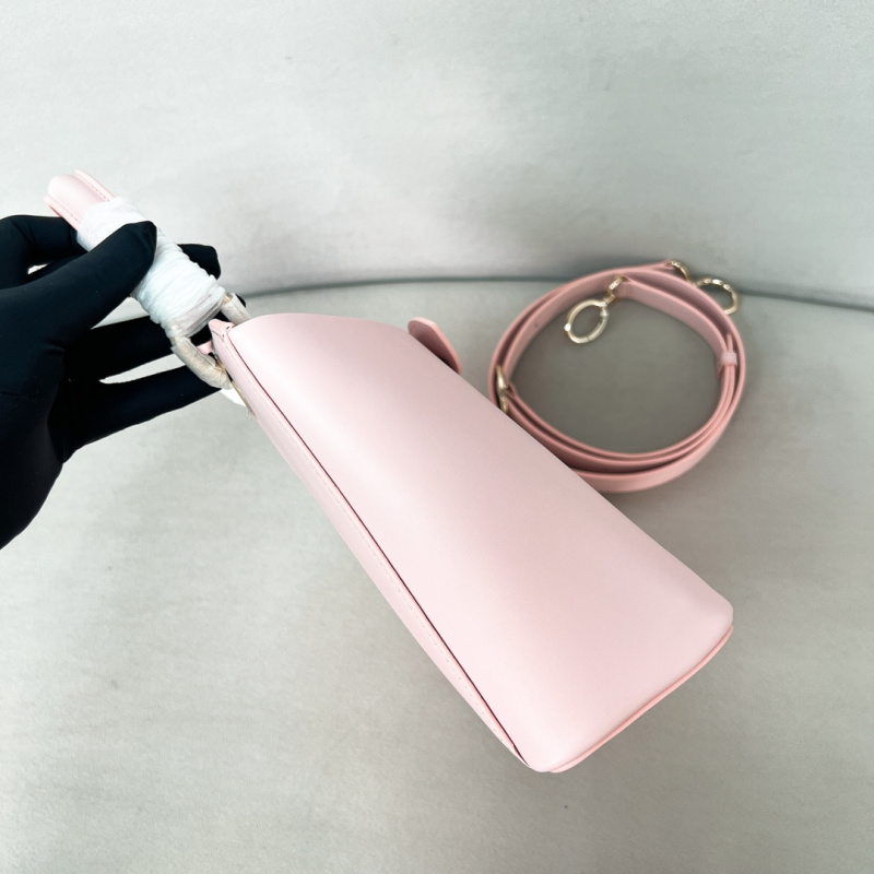 Женская кожаная сумка Dior Cigale розового цвета с бантом