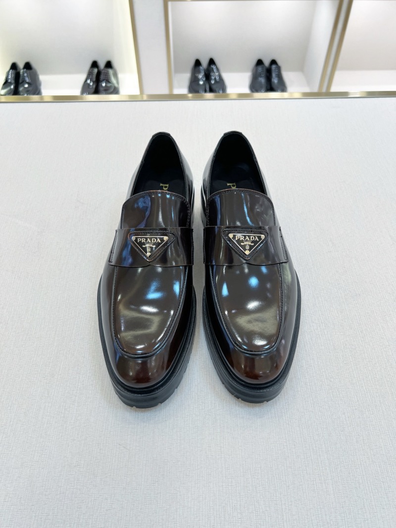 Мокасины мужские кожаные с металлическим треугольным декором Prada