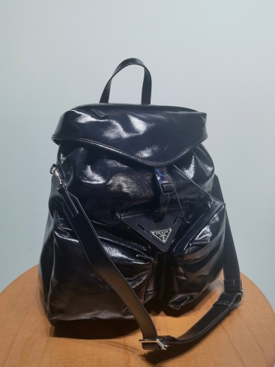 Рюкзак Prada из натуральной кожи с металлическим логотипом