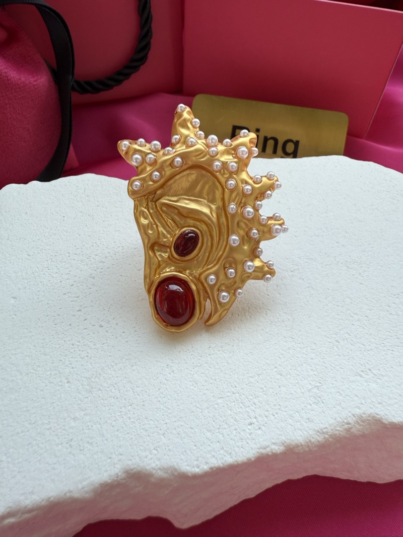 Золотистое кольцо с красными камнями и жемчугом Schiaparelli