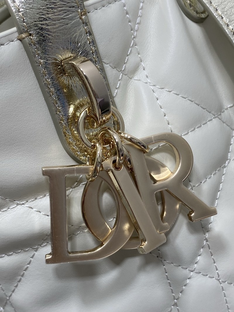 Сумка Dior с крестообразной строчкой