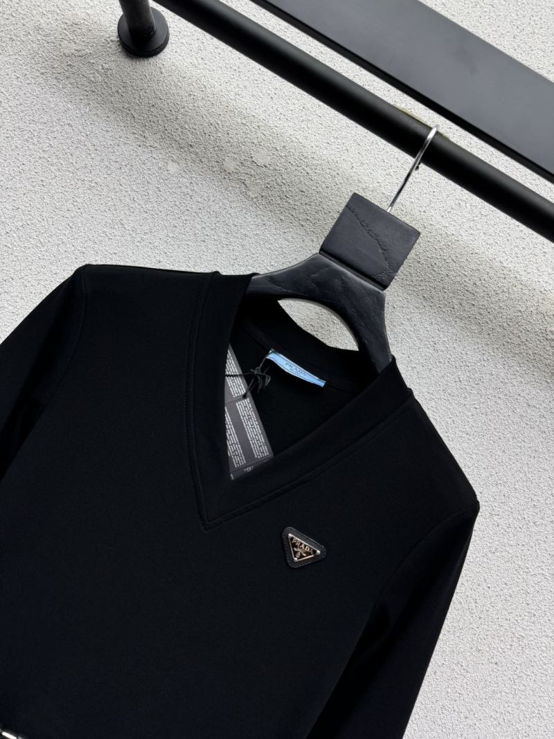 Чёрное платье с V-образным вырезом и поясом Prada