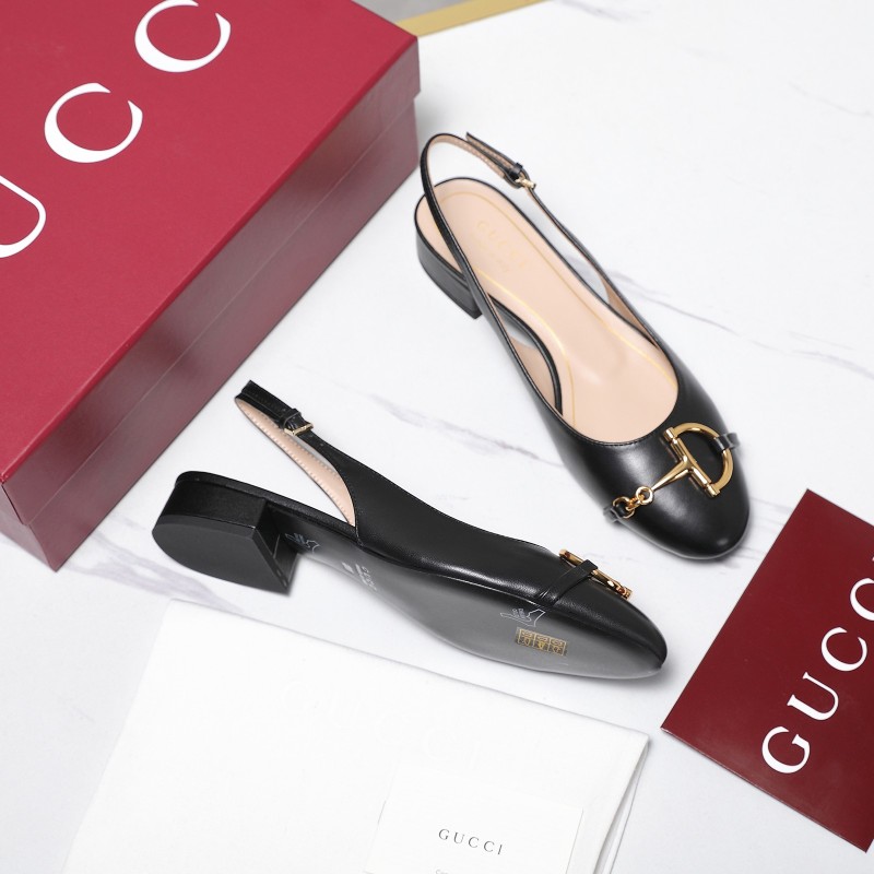 Женские черные босоножки с металлическим украшением Gucci