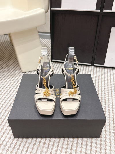 Белые женские босоножки Balmain с цепью на платформе