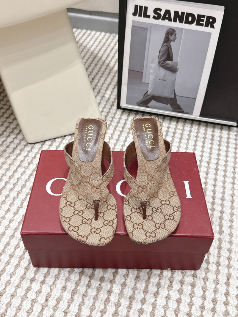 Сандалии Gucci с монограммой